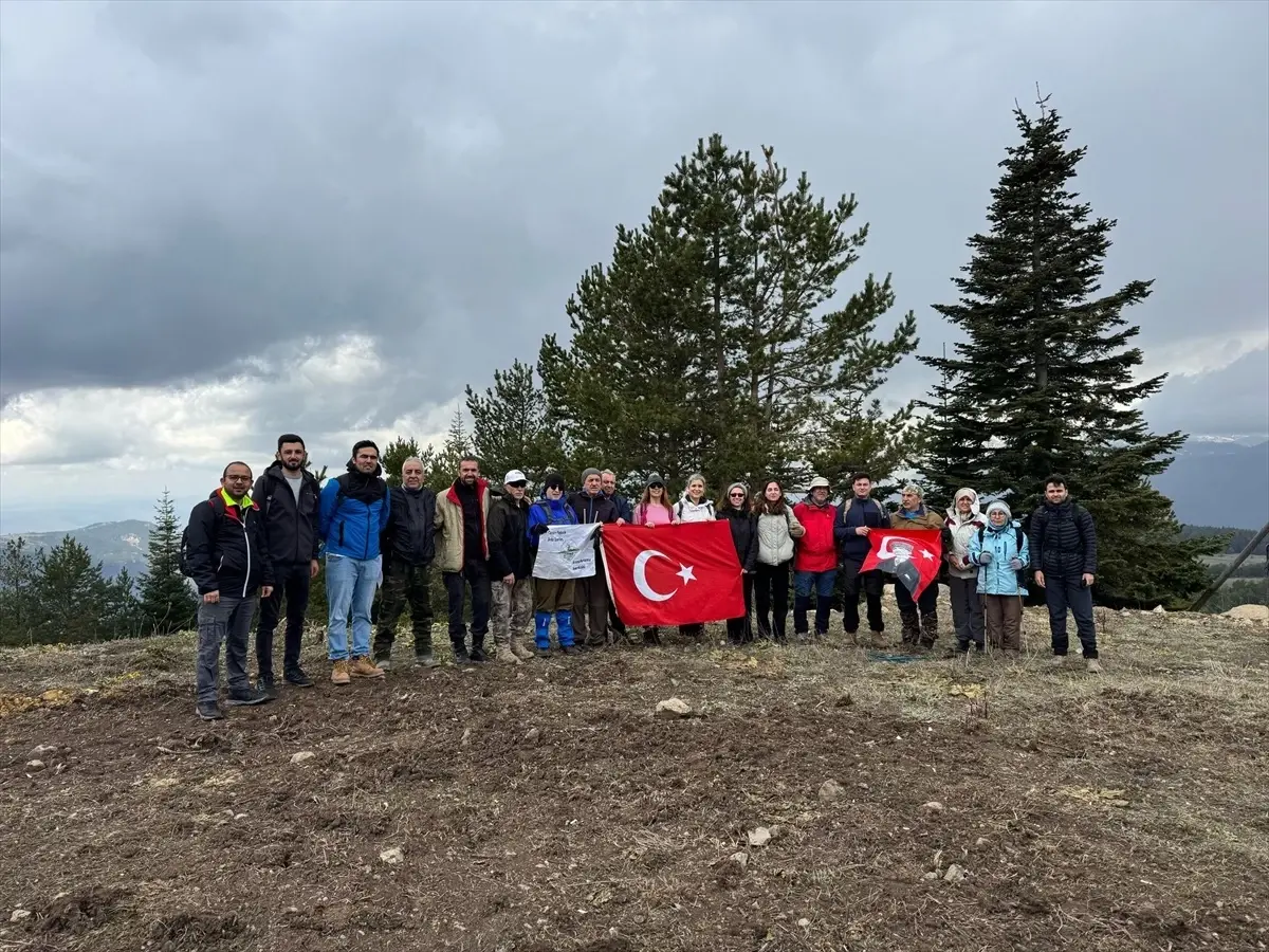 Çankırı’da dağcılar 23 Nisan’ı 1900 rakımlı Yıldıztepe doruğunda kutladı