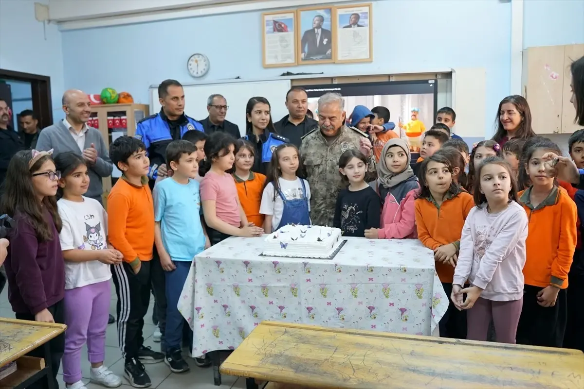 Emniyet Müdürü’nden Öğrenciye Sürpriz Doğum Günü