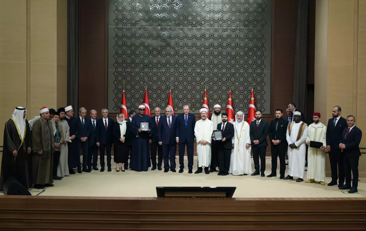 Erdoğan: ‘Birliğimizi, dayanışmamızı, kardeşliğimizi yüceltmek mecburiyetindeyiz’