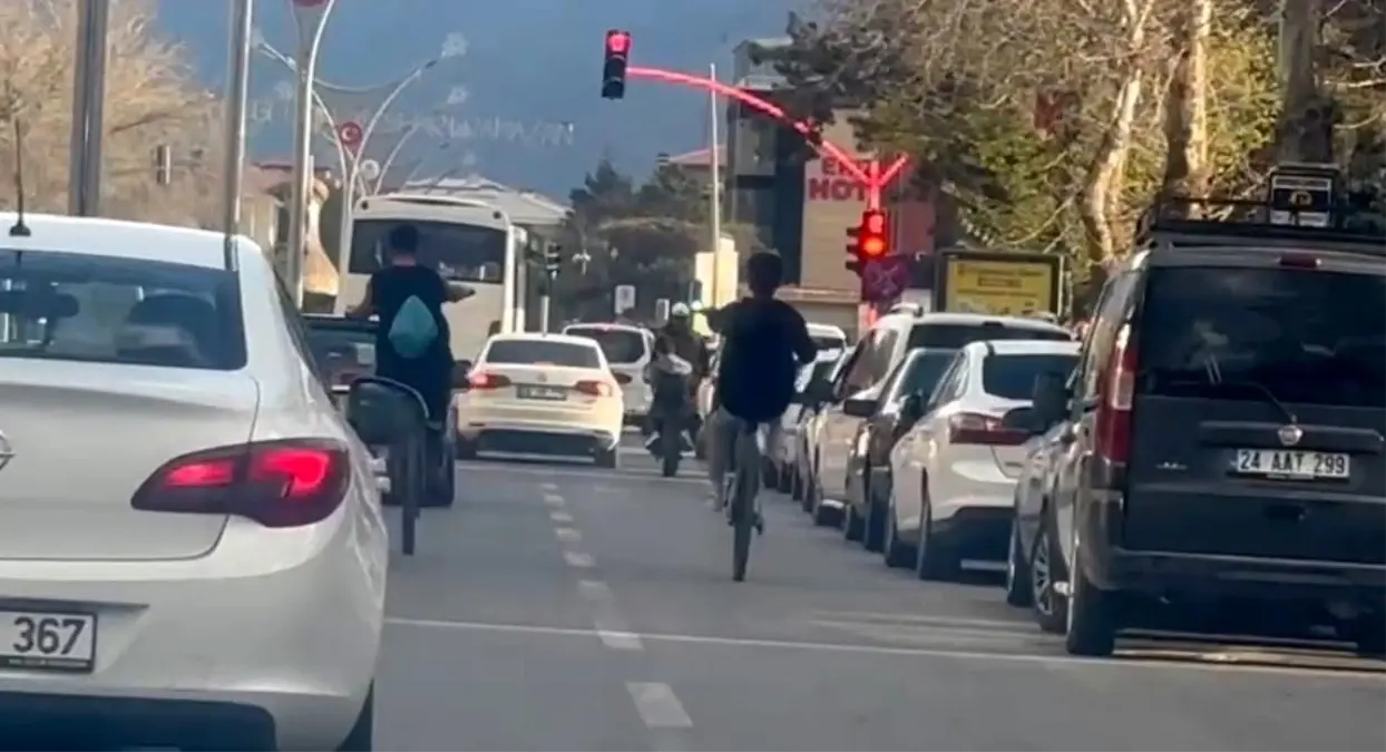 Erzincan’da Tehlikeli Bisiklet Akrobasi