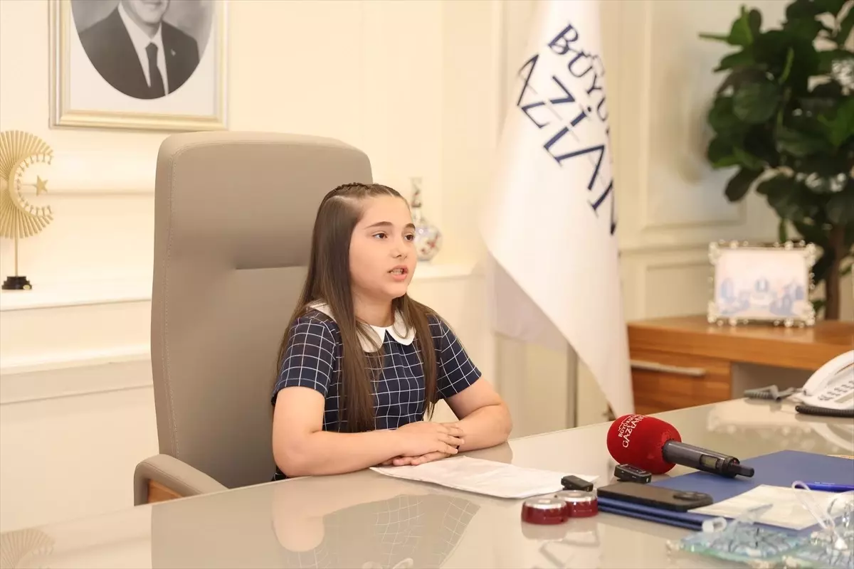 Lider Şahin, Koltuğunu Öğrenciye Devretti