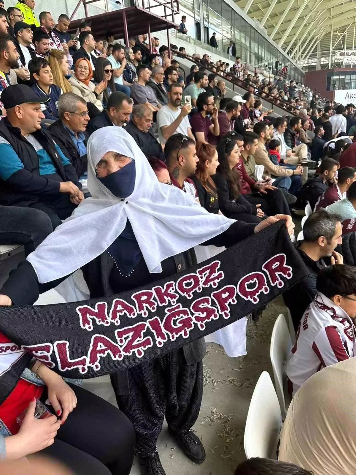 76 Yaşındaki Muhsine Nine Elazığspor’u Destekledi