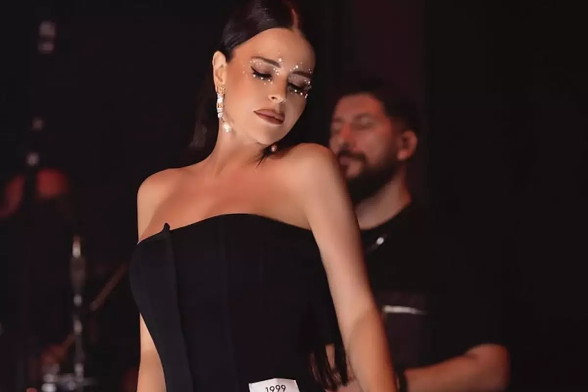 Ablasının vefatıyla sarsılan Simge Sağın, sahnede güç anlar yaşadı