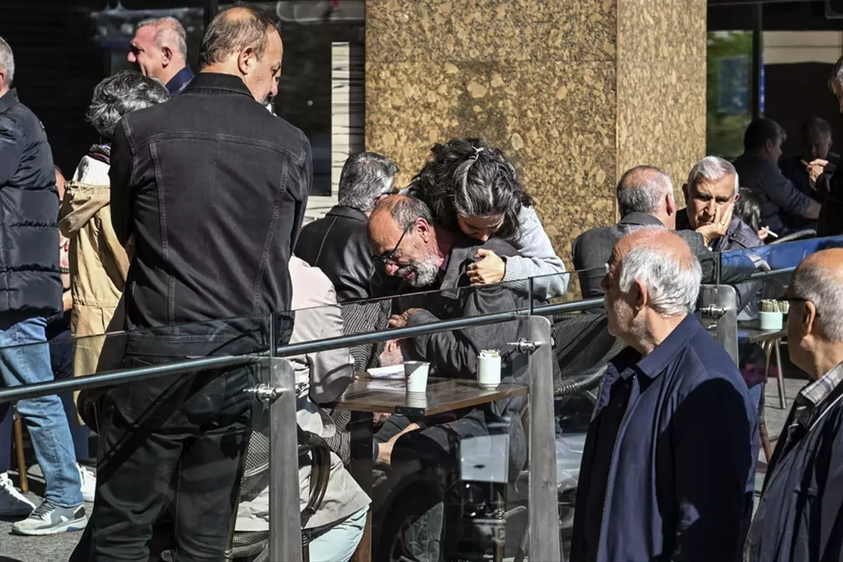 Acı haberi alan Sırrı Süreyya Öncü’nün yakınları hastane önünde gözyaşlarına boğuldu