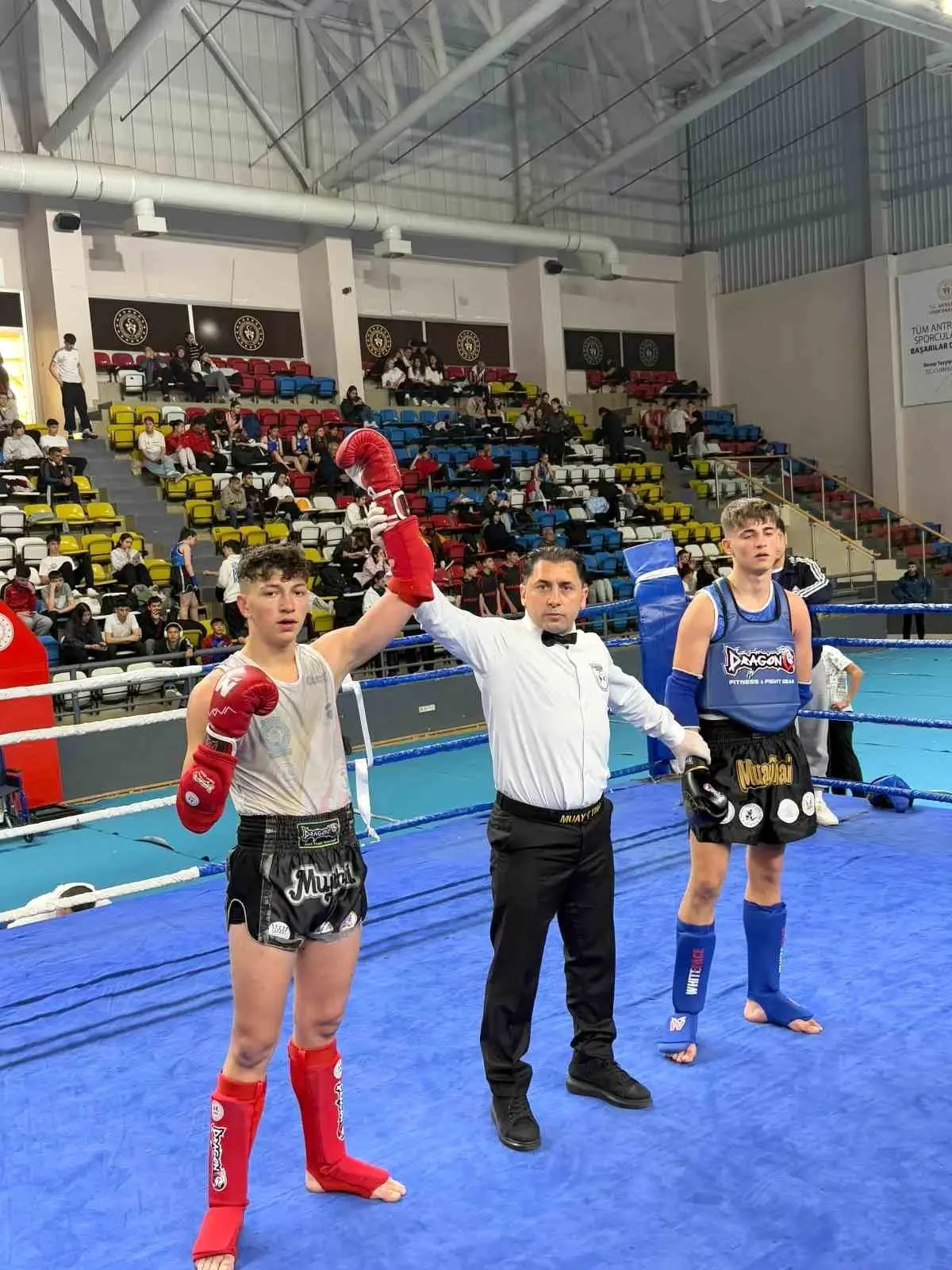 Afyonkarahisar Muay Thai’de Tepede