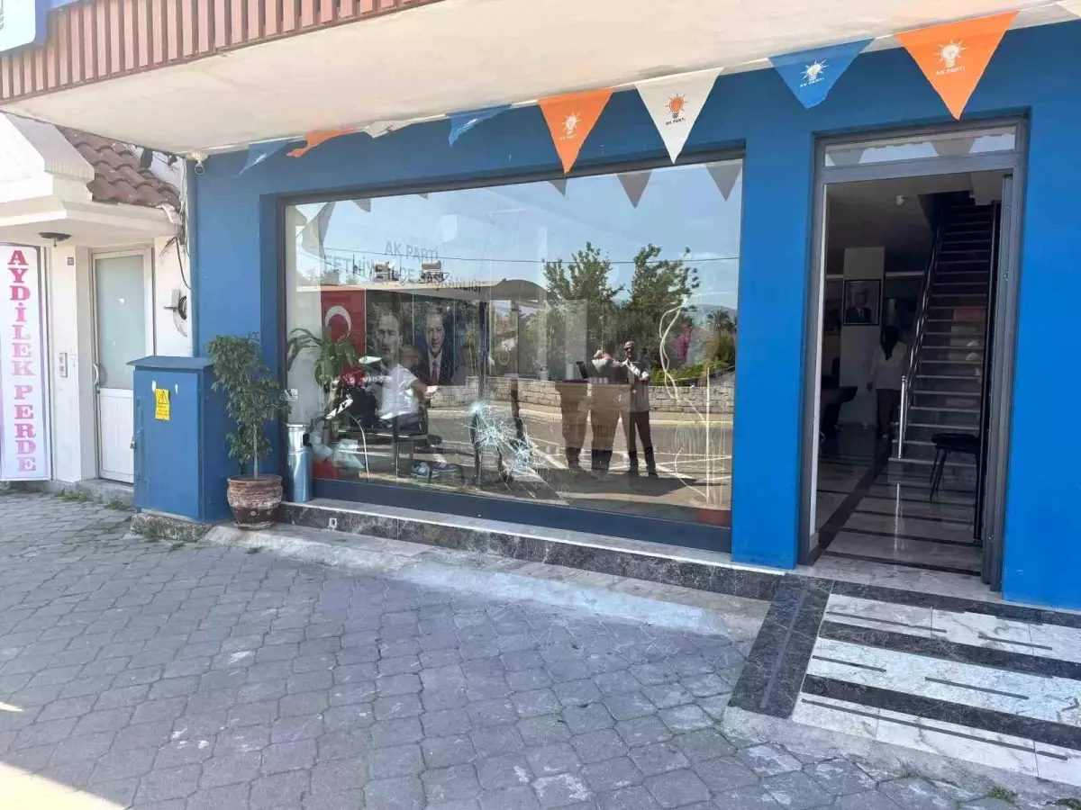 AK Parti binasına taşlı akın: Kuşkulu tutuklandı