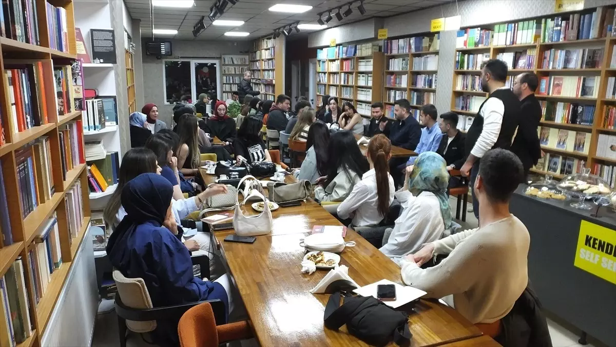 AK Parti’den Gençlere Kitap Analiz Programı