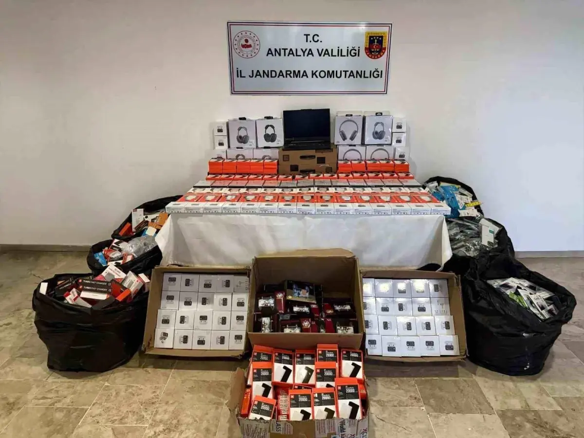 Aksu’da Kaçak Telefon Aksesuarlarına Baskın