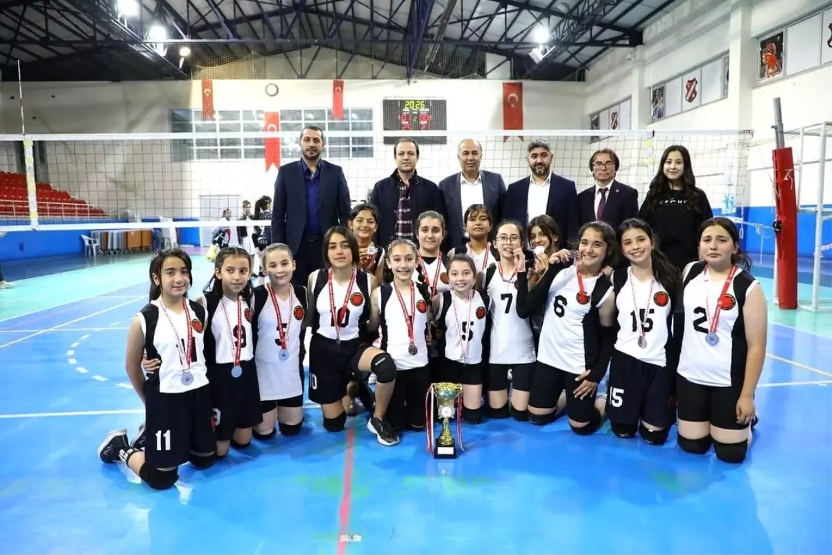 Alaca Belediyespor Küçükler Voleybol Turnuvası’nda İkinciliği Elde Etti