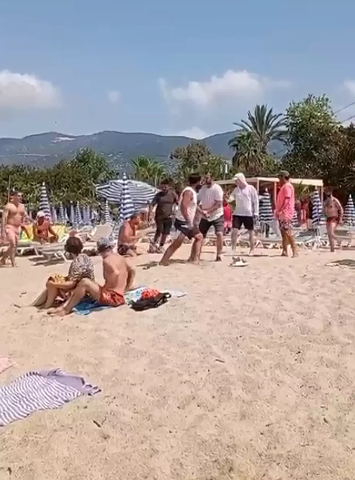 Alanya’da Şezlong Krizi: Turiste Hücum