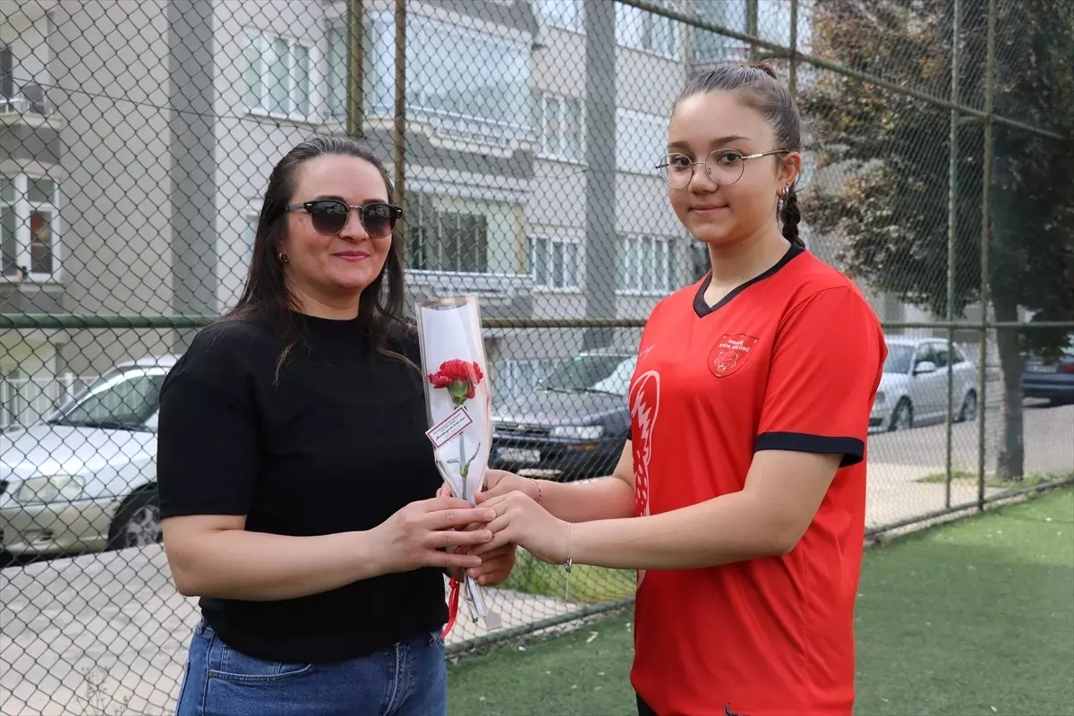 Amasis Bayan Futbol Grubu’ndan Anneler Günü Sürprizi