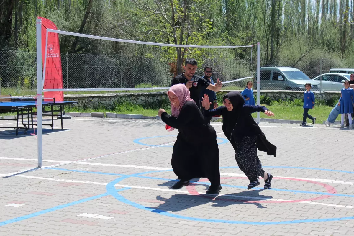 Anadolu Sultanları voleybol ekibi oyuncuları çocuklarıyla klâsik çocuk oyunları müsabakalarına katıldı