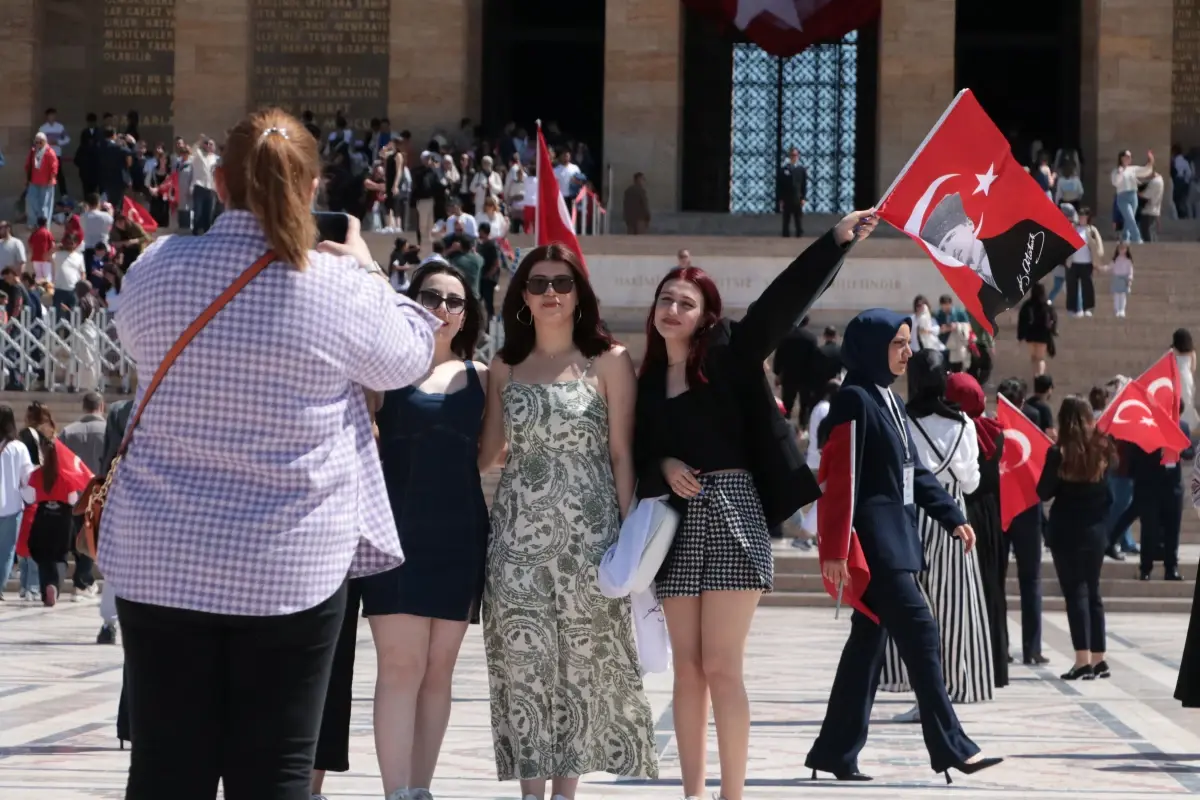 Anıtkabir’e binlerce ziyaretçi