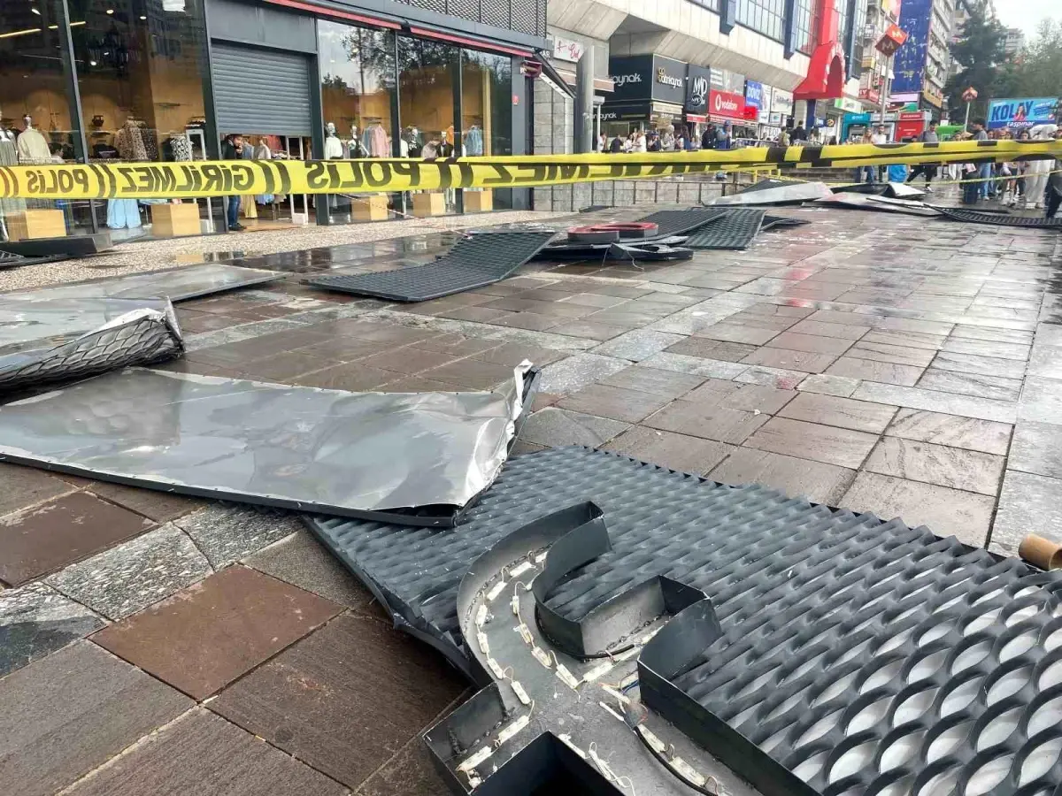 Ankara’da Fırtına Tabela Savurdu