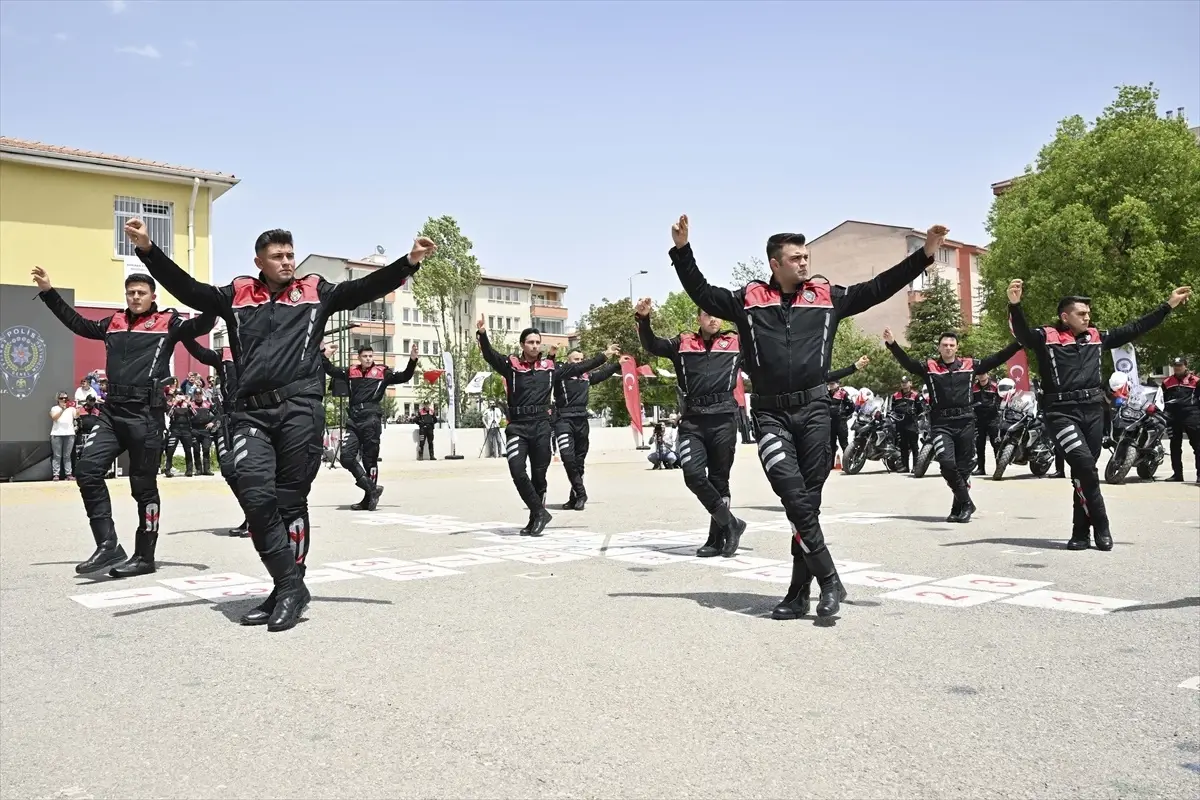 Ankara’da Yunus Polislerinden Bayram Gösterisi
