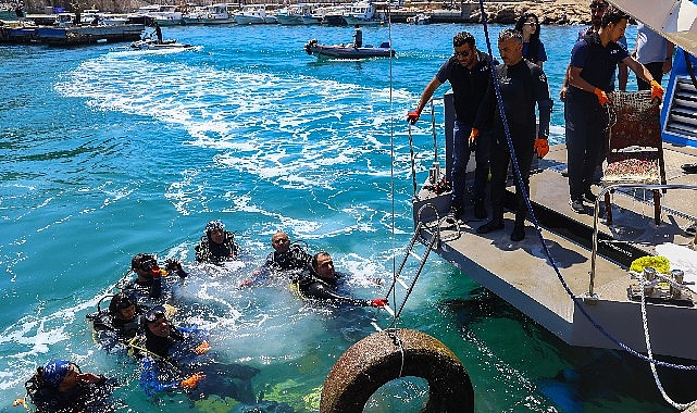 Antalya Büyükşehir Belediyesi’nden Kaleiçi Yat Limanı’nda deniz taban paklığı