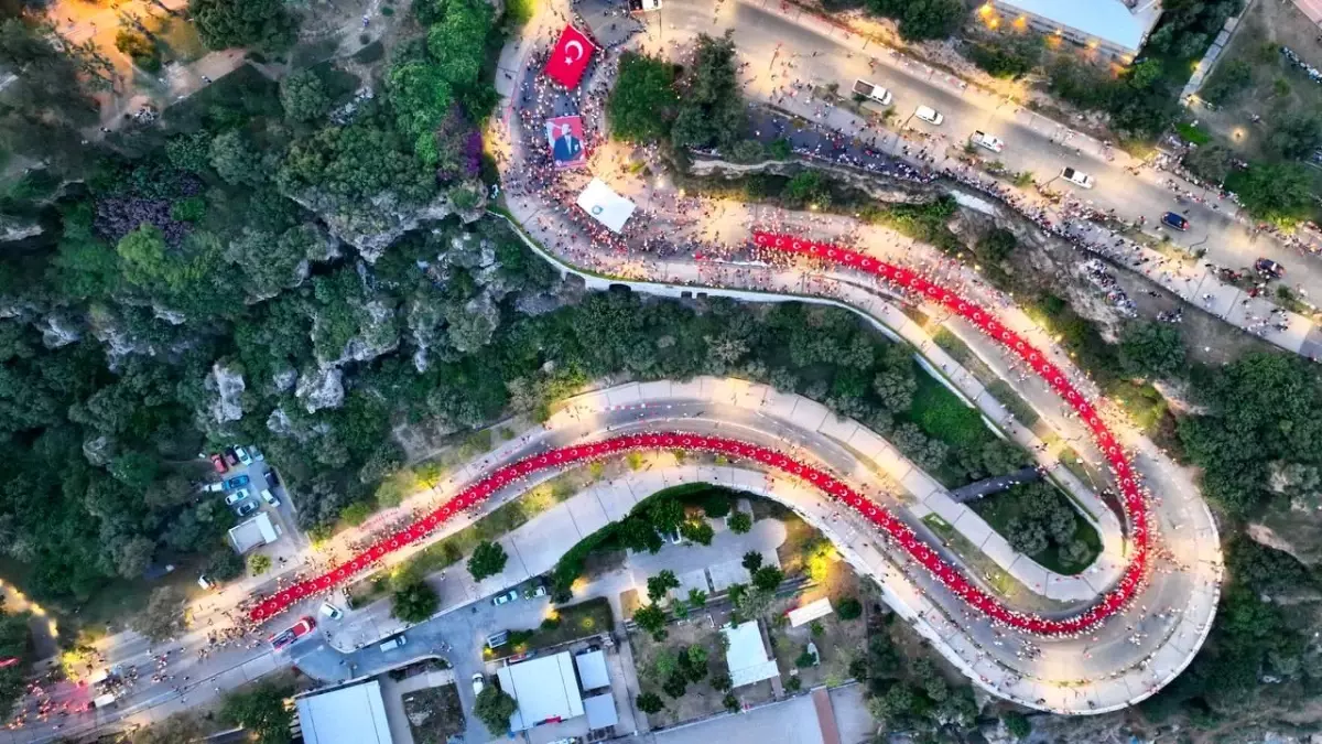 Antalya’da 19 Mayıs Coşkusu: Fener Alayı’na Binlerce İştirak