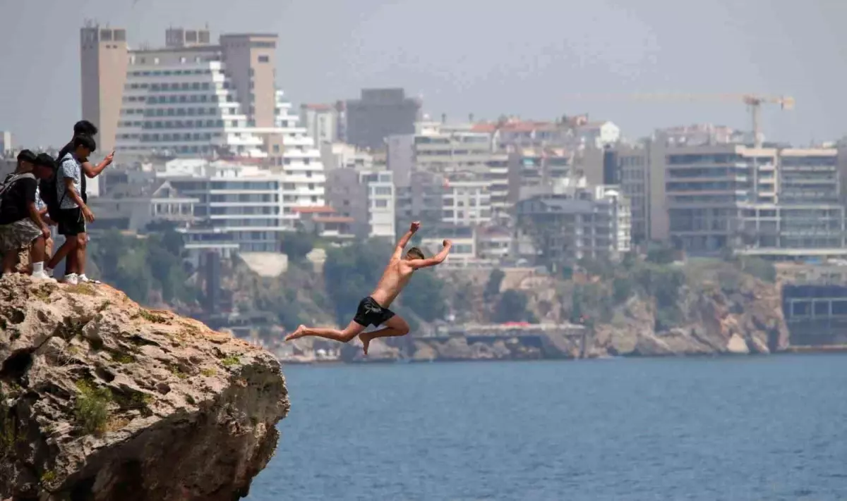 Antalya’da Falezlerden Tehlikeli Atlayışlar