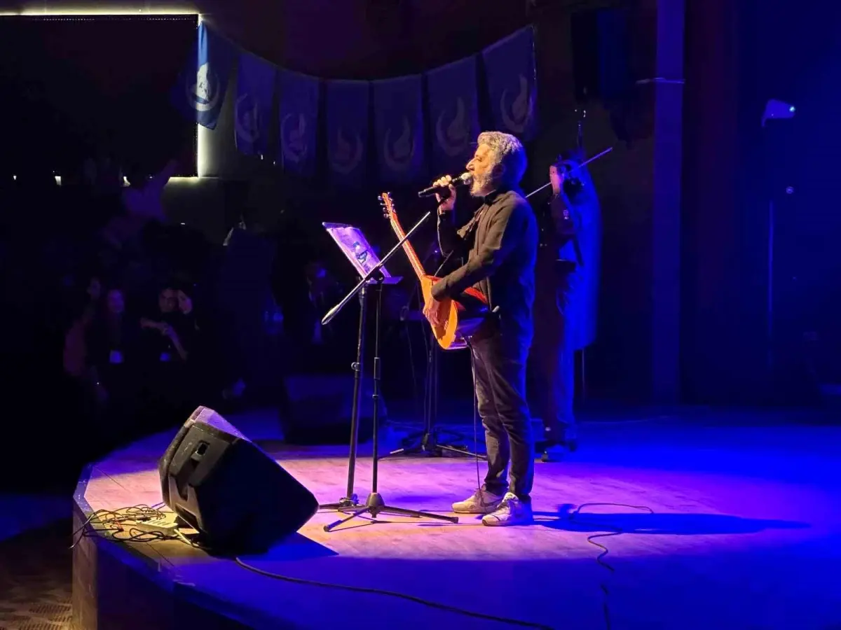 Ardahan’da Ali Kınık Konseri Coşkuyla Gerçekleşti