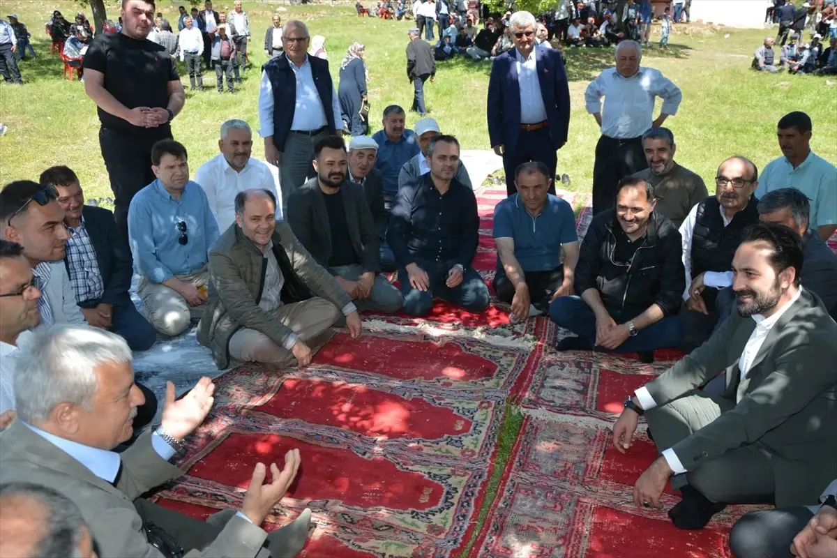 Arınç’tan Demirci’de Hayır Yemeği