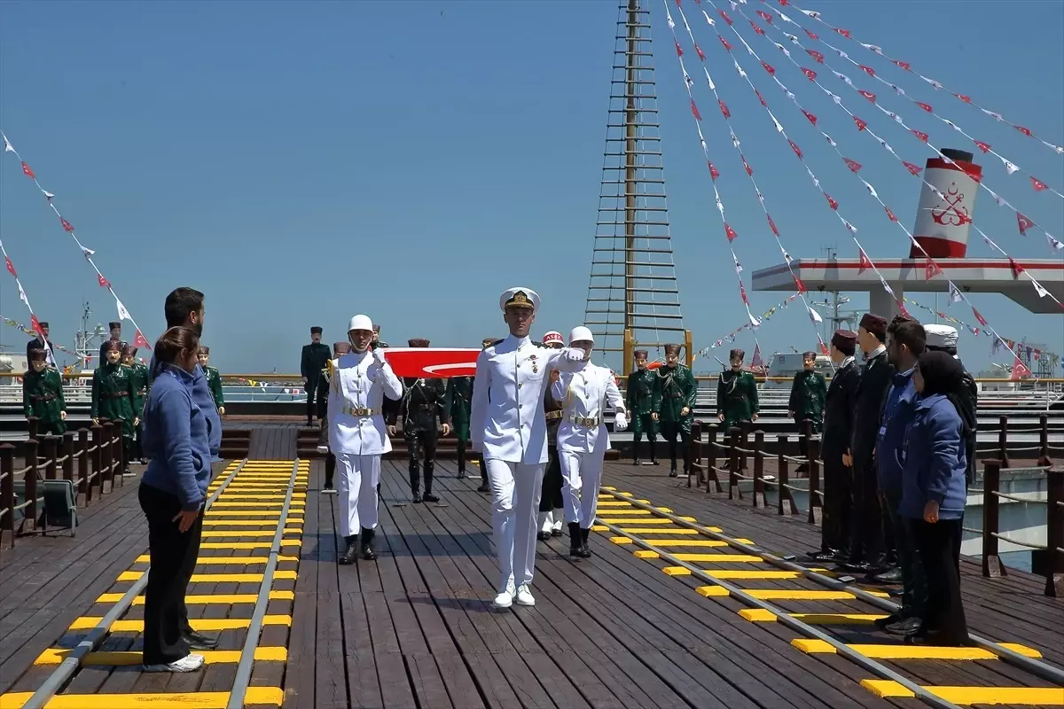 Atatürk’ü temsil eden bayrak Samsun’da karaya çıkarıldı (1)