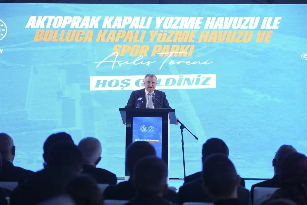 Bakan Bak, Arnavutköy’deki kapalı yüzme havuzlarının açılışına katıldı