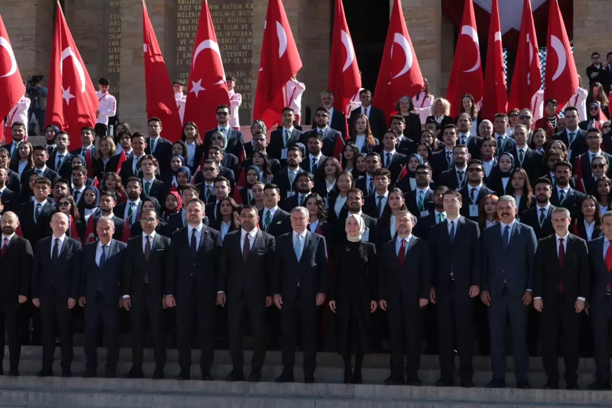 Bakan Bak, Gençler ve Atletlerle Anıtkabir’i Ziyaret Etti