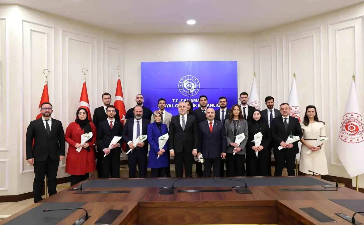 Bakan Işıkhan Eczacılarla Bir Ortaya Geldi