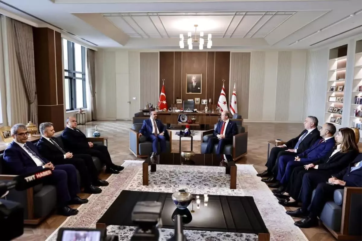 Bakan Kacır, KKTC Cumhurbaşkanı Tatar ile Görüştü