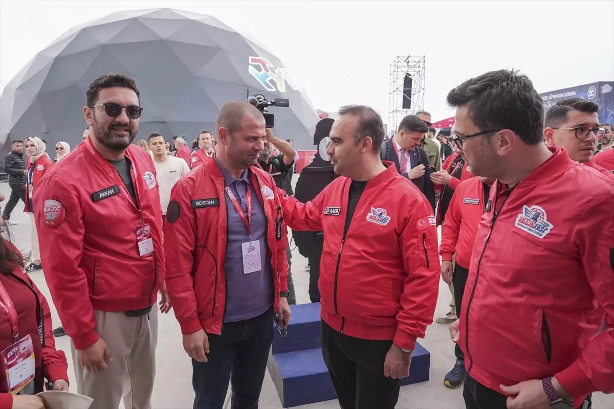 Bakan Kacır, TEKNOFEST KKTC’de AA standını ziyaret etti Açıklaması