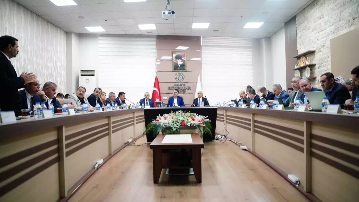 Bakan Kurum: Özgür Bey etrafına baksın yapılanları âlâ görür