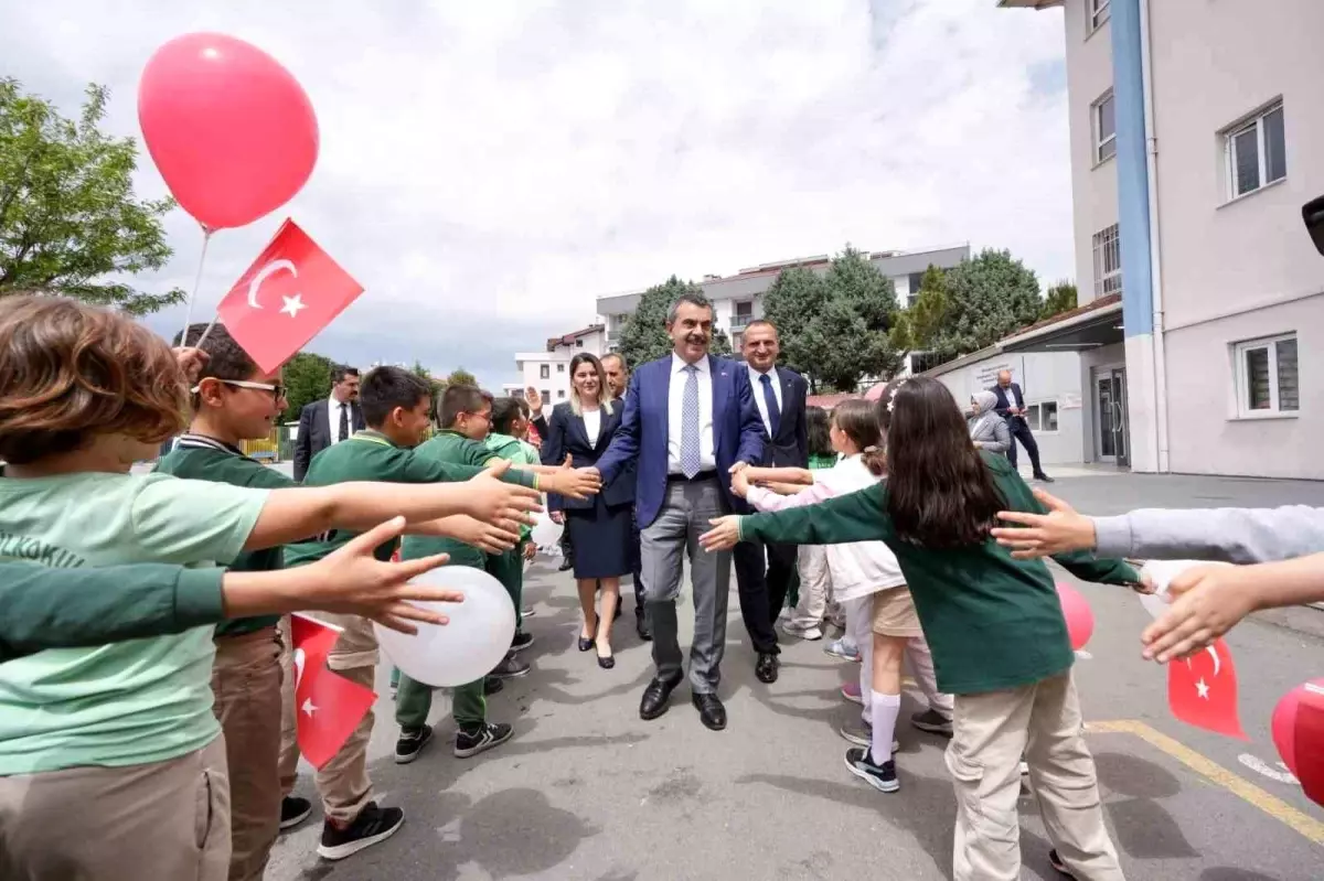 Bakan Tekin Tuzla’daki Okulu Ziyaret Etti