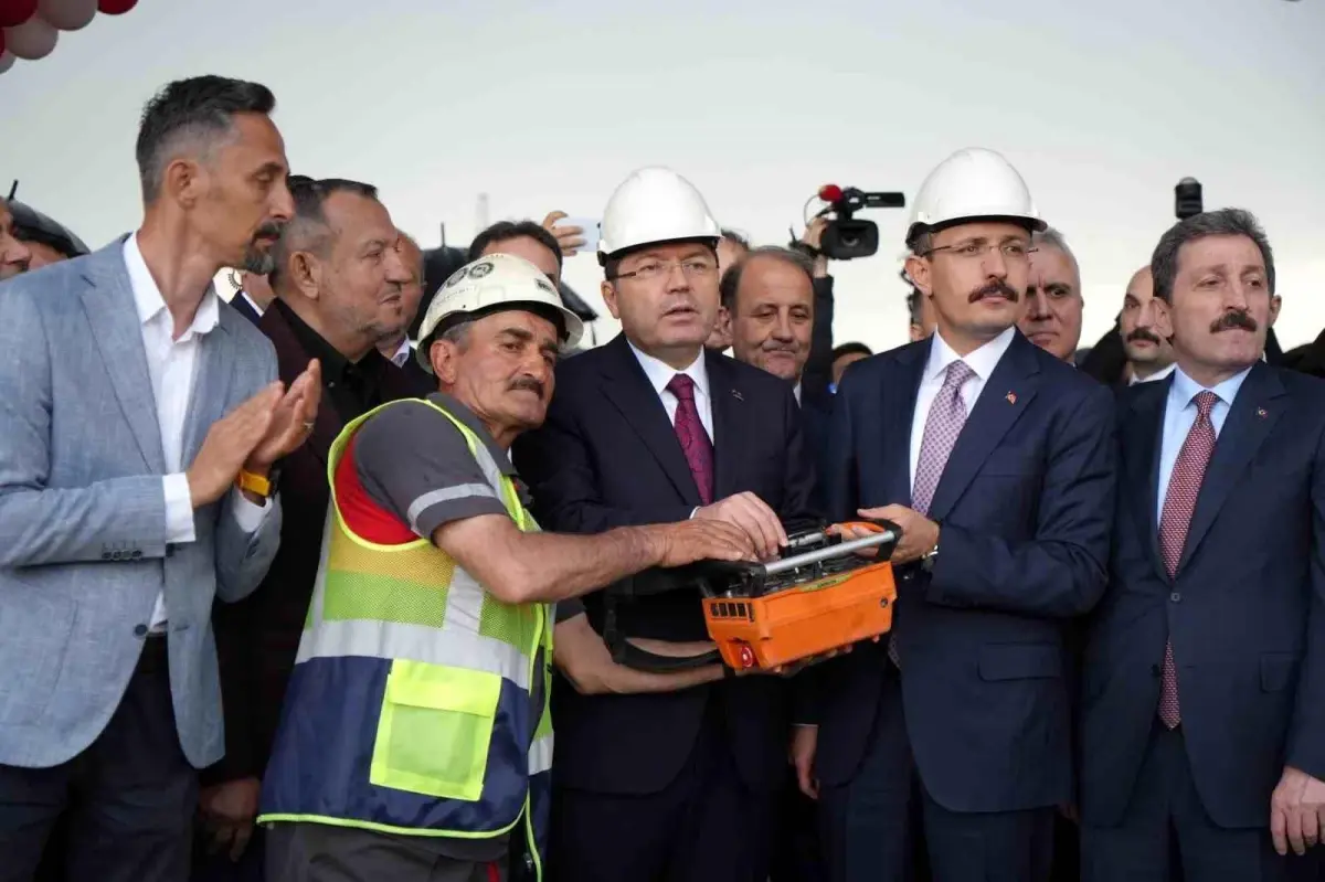 Bakan Tunç: “Yapay zekayla işimizi daha da kolaylaştıracak projeleri önümüzdeki günlerde milletimizle paylaşacağız”