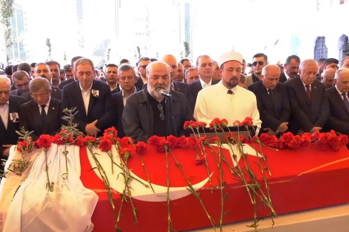 Başkan’ın cenaze namazını vasiyeti üzerine İhsan Eliaçık kıldırdı