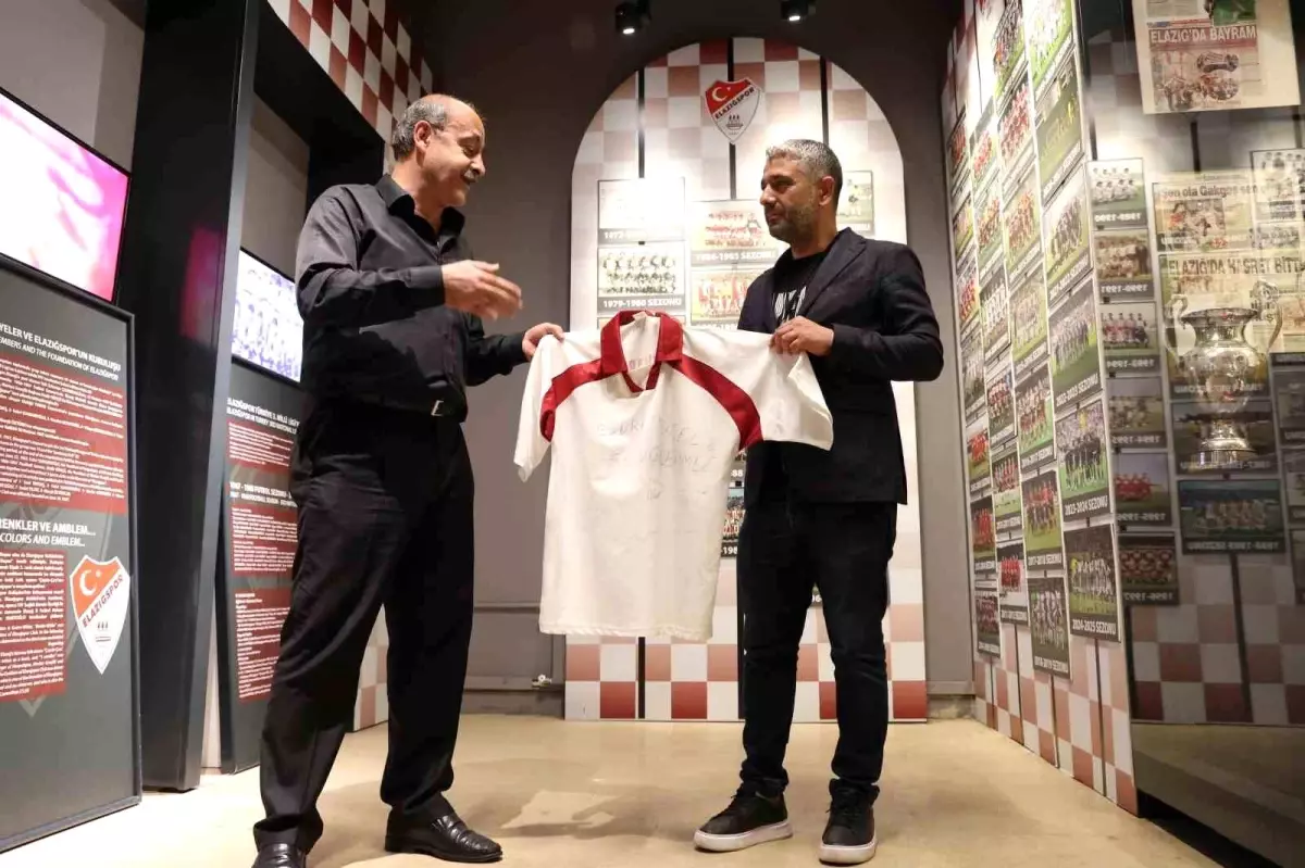 Bedri Yücel, Elazığspor’un Tarihi Formasını Müzeye Bağışladı