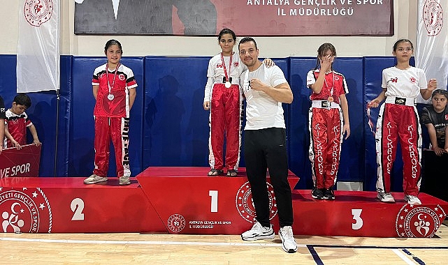 Belediye kick boks atletlerinden büyük muvaffakiyet