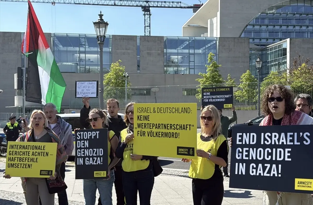 Berlin’de İsrail Cumhurbaşkanı’na Protesto