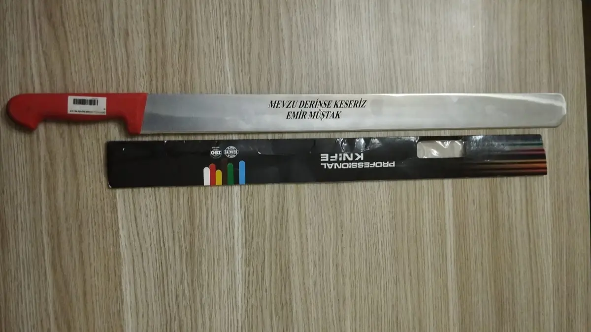 Bıçağında Dikkat Çeken Yazı