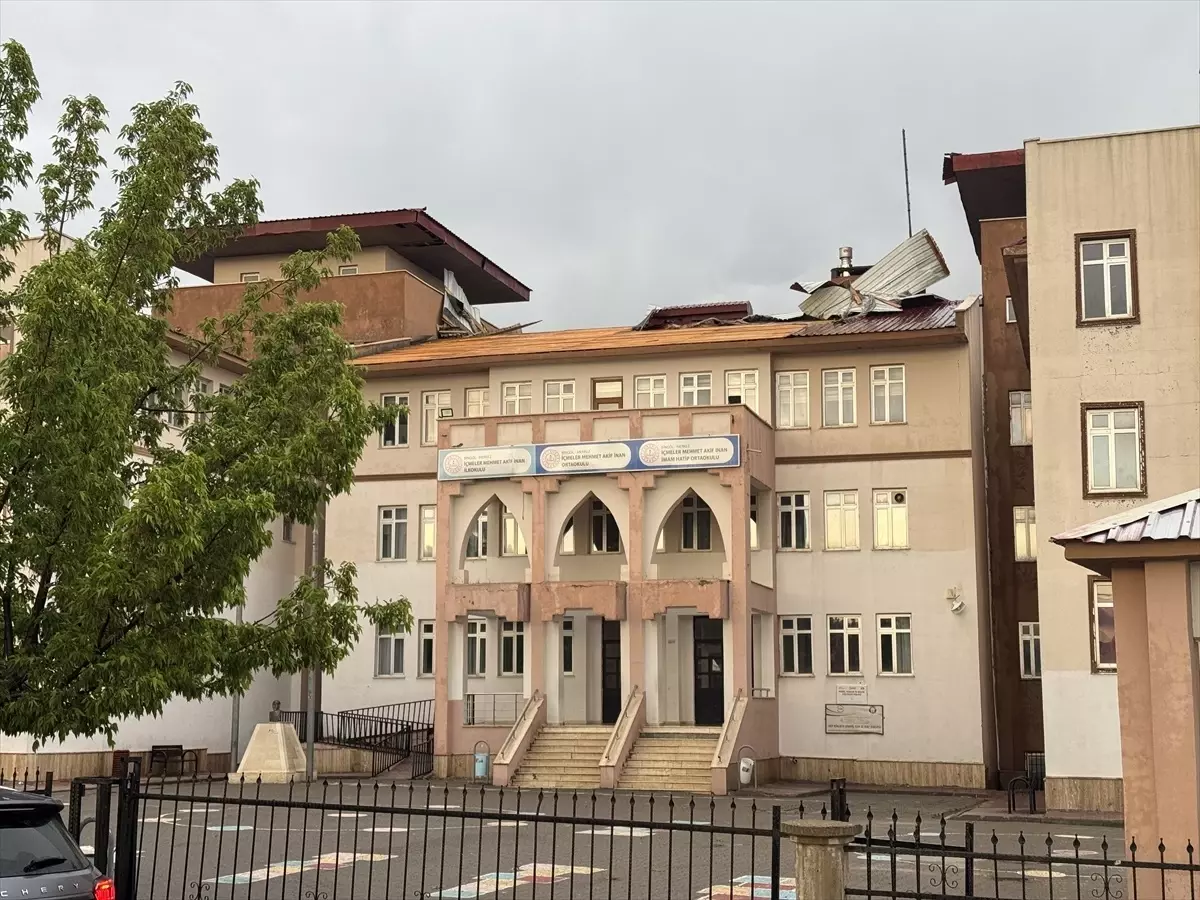 Bingöl’de Şiddetli Rüzgar Çatıları Uçurdu