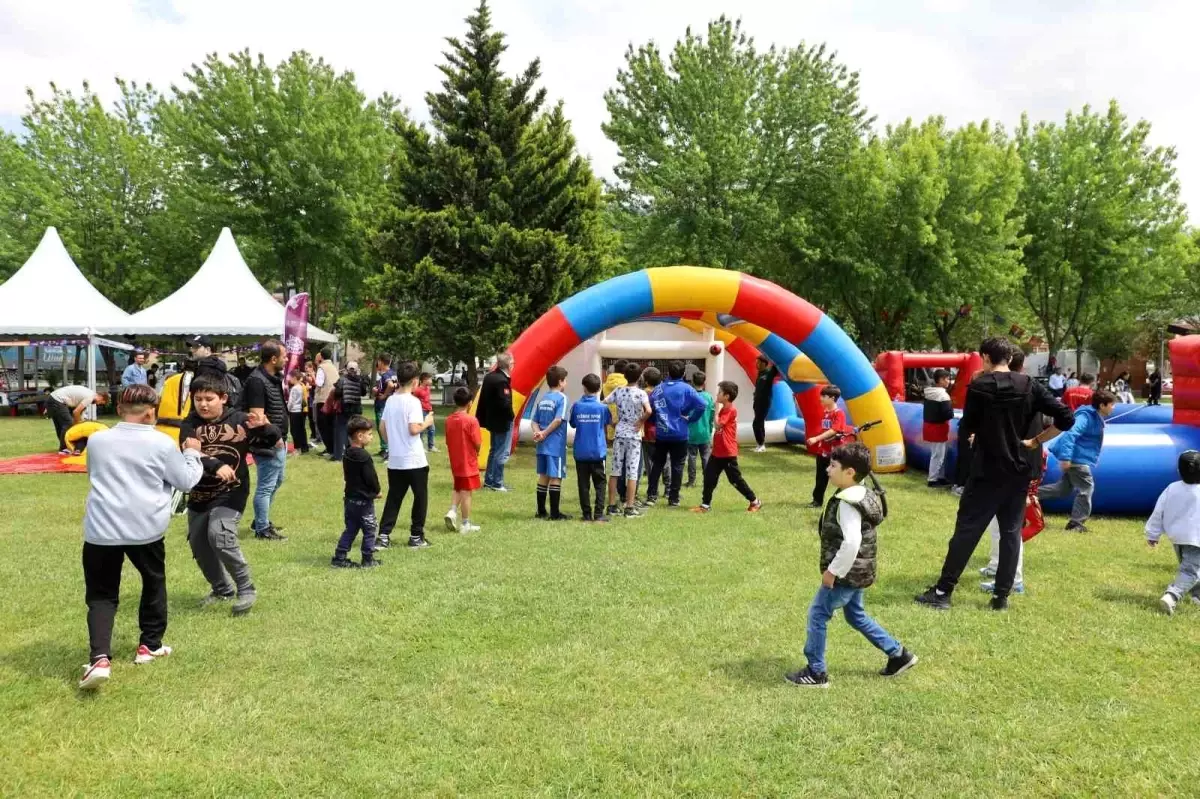 Bursa’da Gençlik Şenliği Coşkusu Başladı
