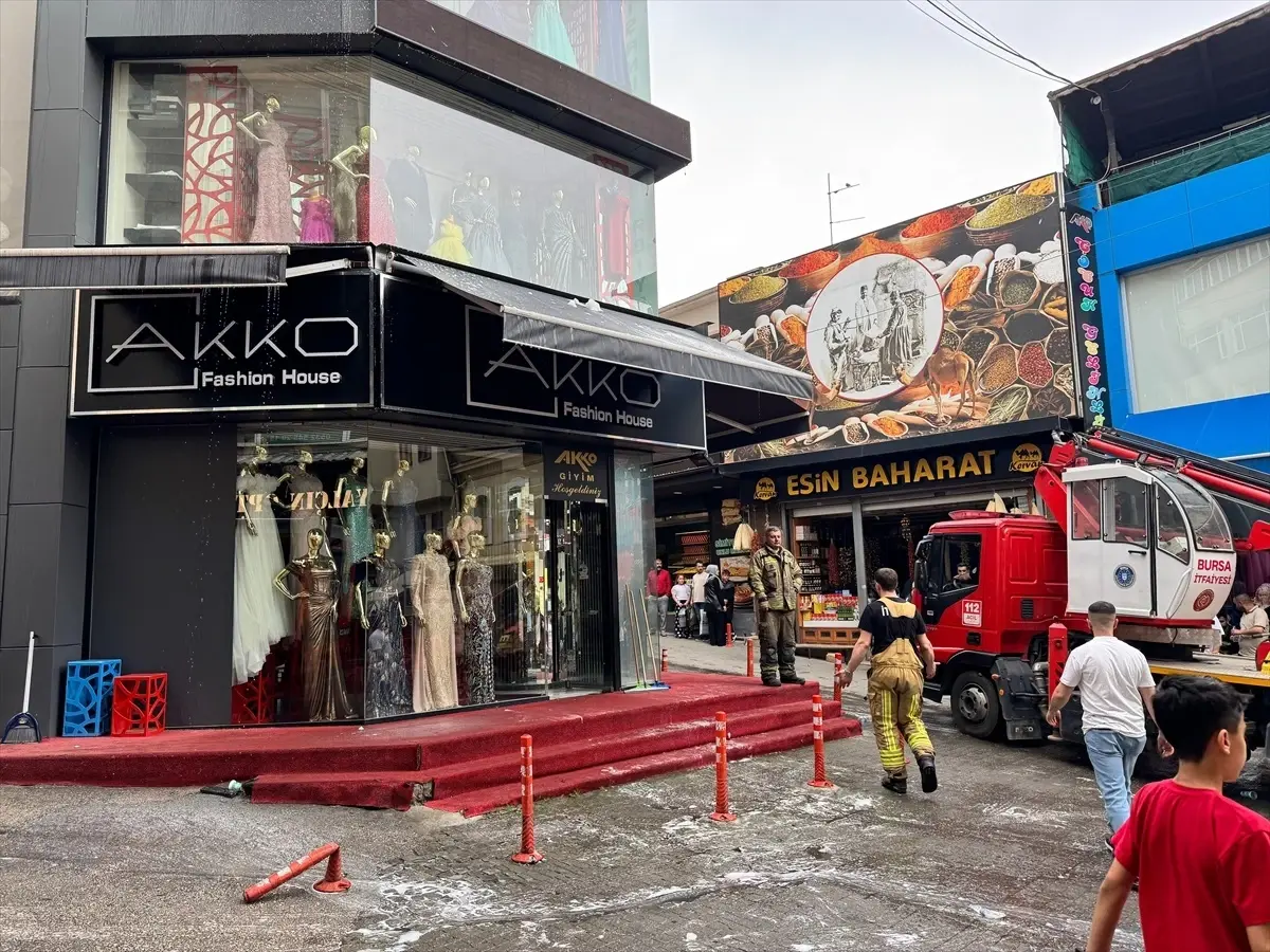 Bursa’da Giysi Mağazasında Yangın