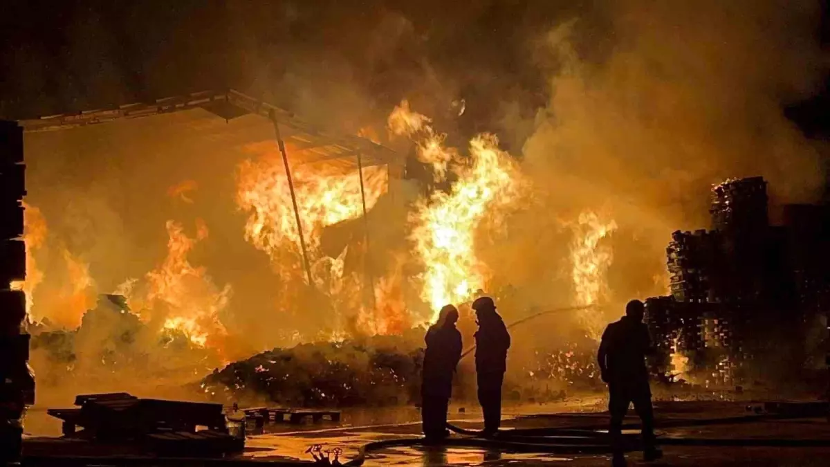 Bursa’da Palet Fabrikasında Yangın