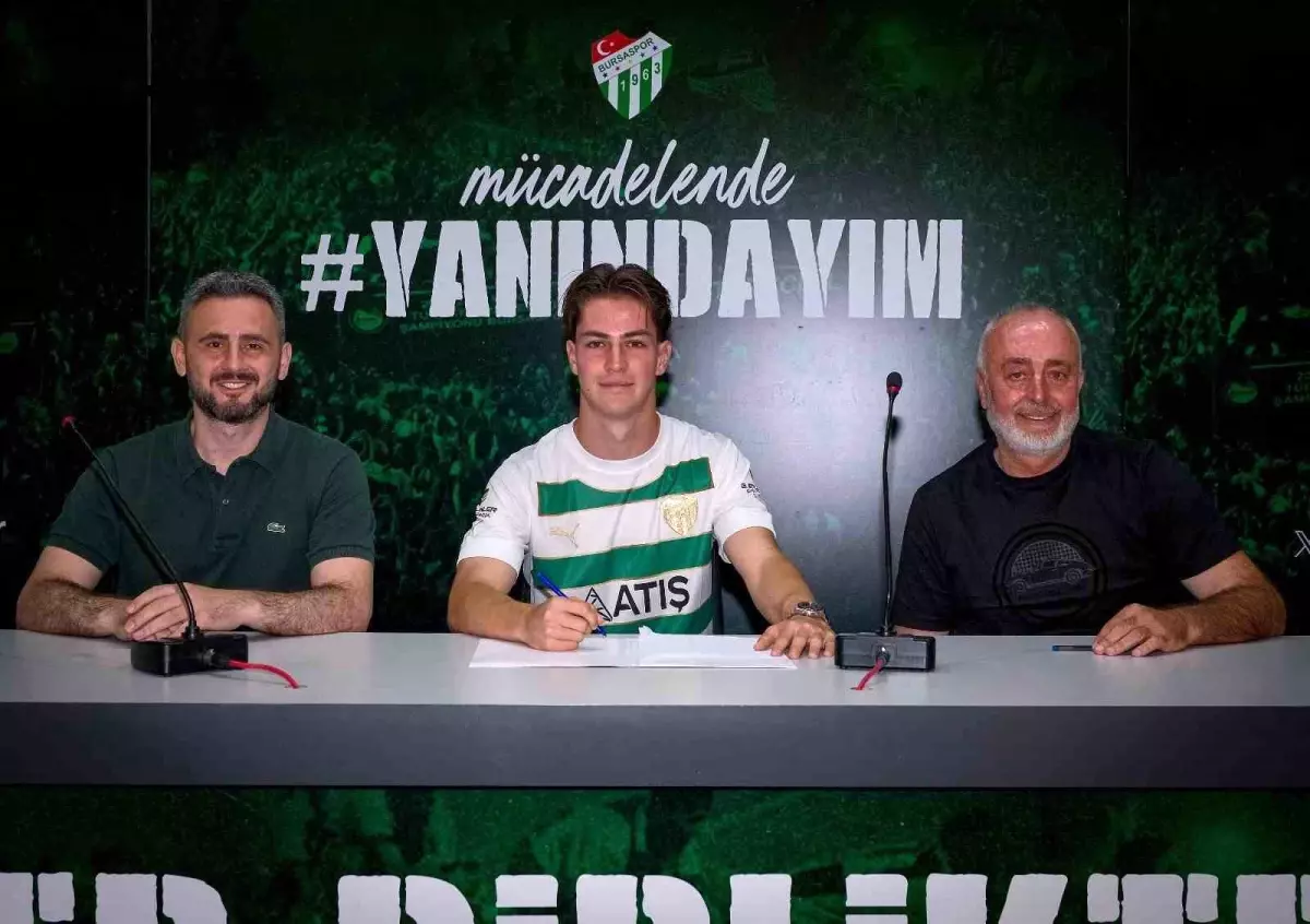 Bursaspor Ahmet Efe Çakmakkaya ile Mukavele İmzaladı