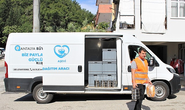 Büyükşehir Belediyesi Manavgat Aşevi gereksinim sahiplerinin yanında olmaya devam ediyor