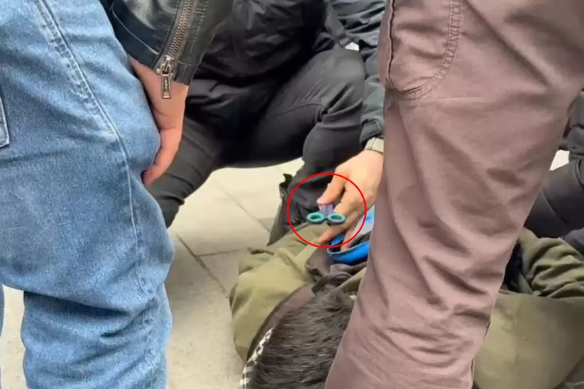 Çantasından makas çıkan göstericinin yanıtı polisi bile şaşırttı: Burun kıllarımı alıyorum