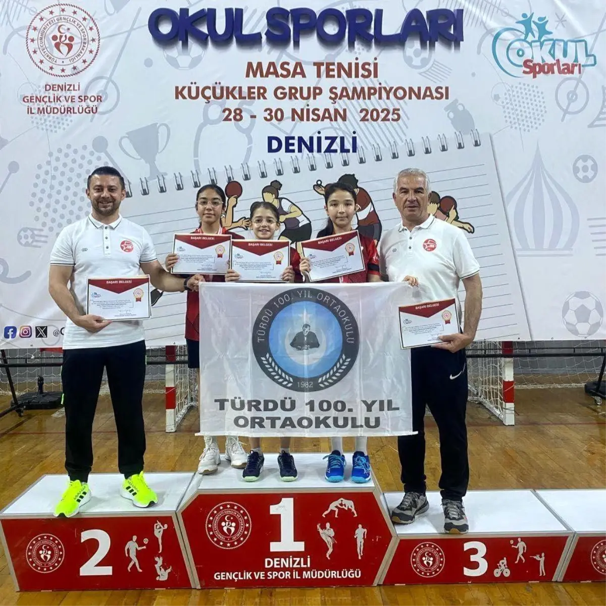Çeşitti 100. Yıl Ortaokulu Kız Grubu Şampiyon