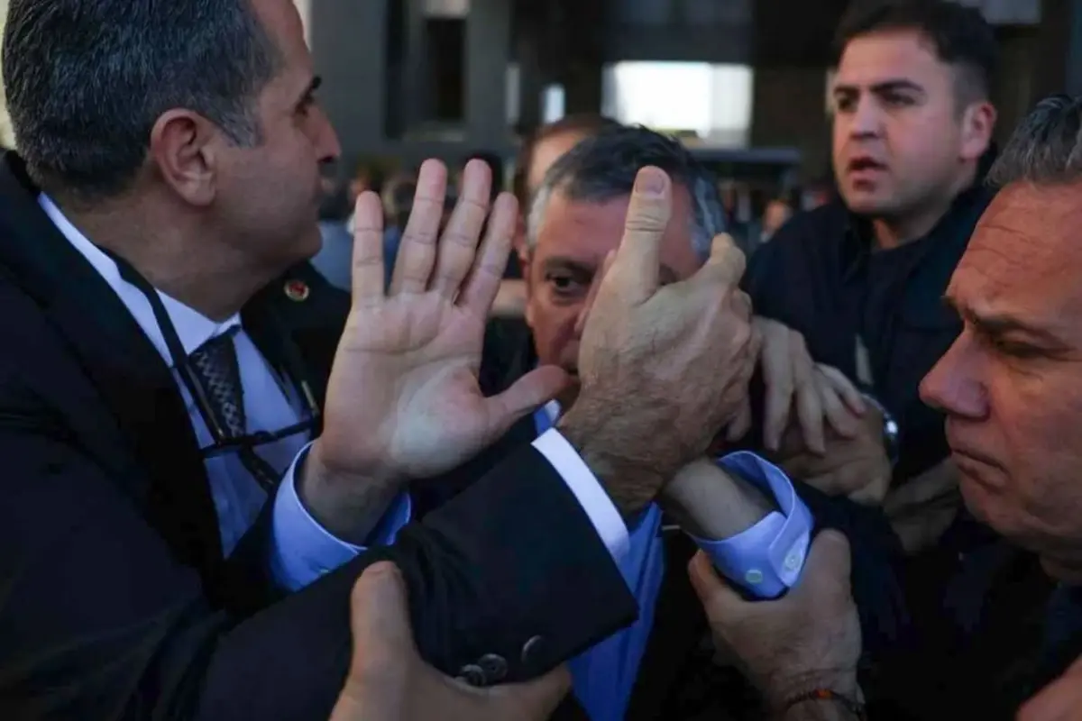 CHP Başkanı Özgür Özel’e Saldırı: Olayın Gerisindeki Tezler
