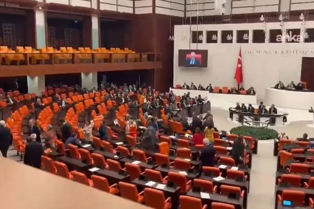 CHP’li vekiller Genel Kurulu terk etti