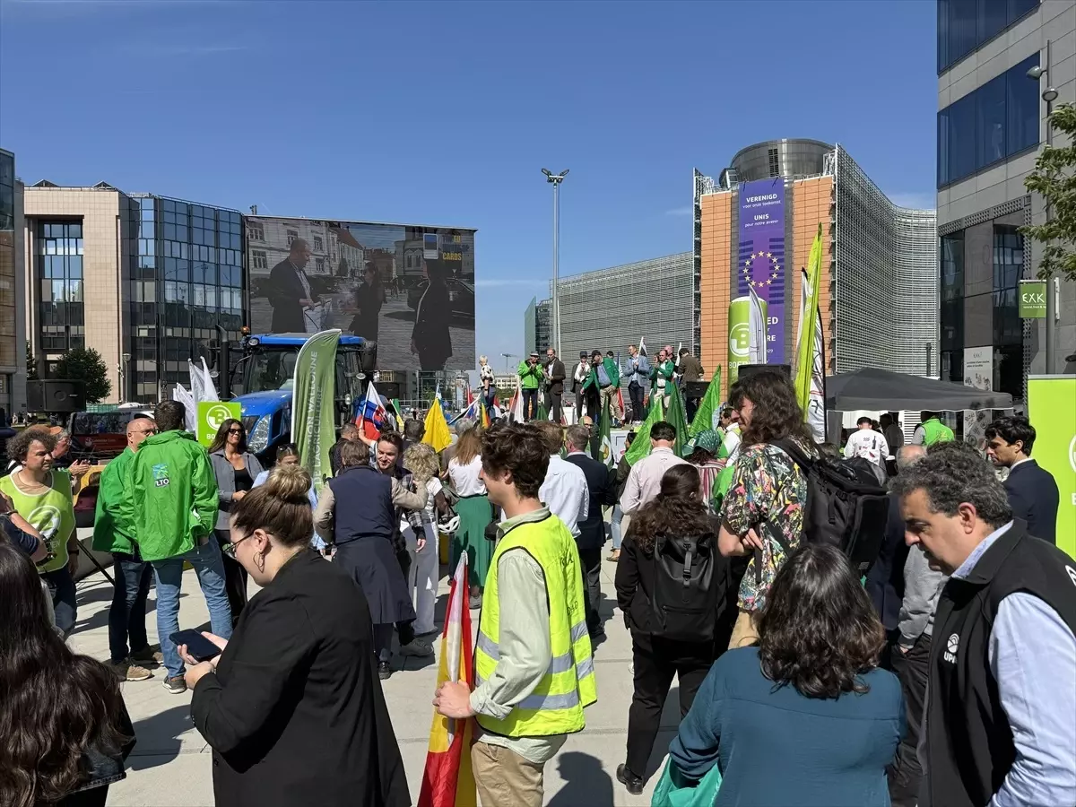 Çiftçiler AB’de Tarım Dayanakları İçin Şov Düzenledi