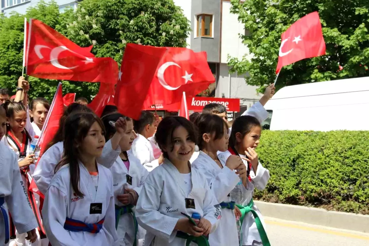 Çorum’da Aile ve Gençlik Haftası Kortej Yürüyüşü Düzenlendi
